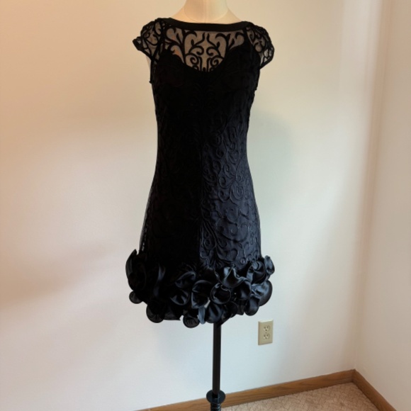 GUESS Floral-Lace Ruffled-Hem Sheath Dress - Picture 3 of 4